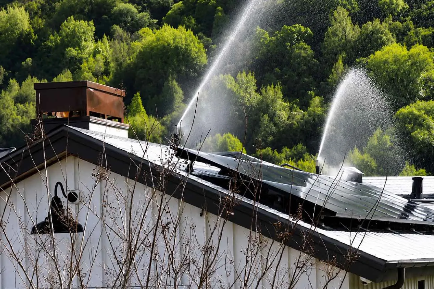 Questo tetto si trasforma in un gigantesco irrigatore non appena si avvicina un incendio boschivo, salvando così la tua casa