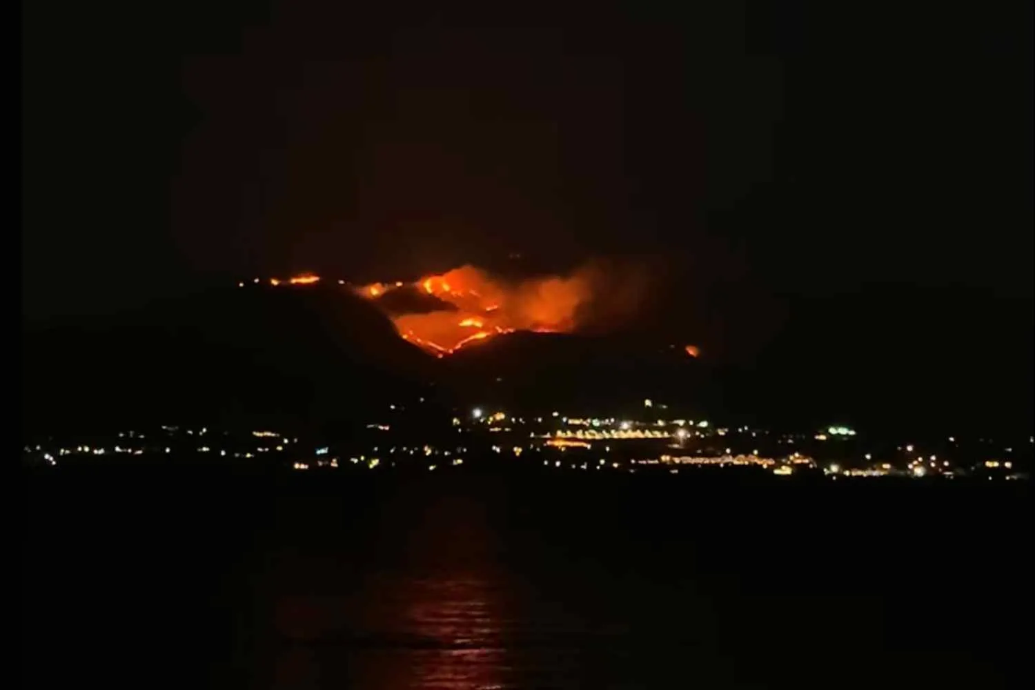 Anche la Grecia brucia: da Paros a Creta incendi ed evacuazioni in decine di isole. Morti due Vigili del Fuoco