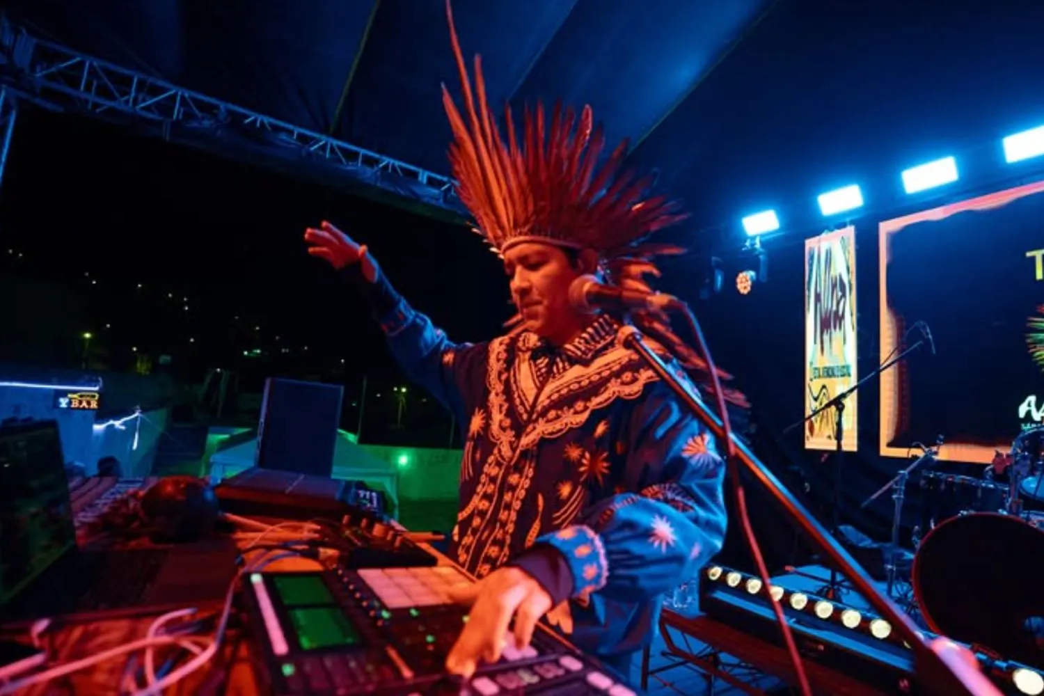 Questo dj indigeno fonde musica elettronica e suoni dell'Amazzonia per dare voce ai popoli nativi (e denunciare il "massacro acustico")