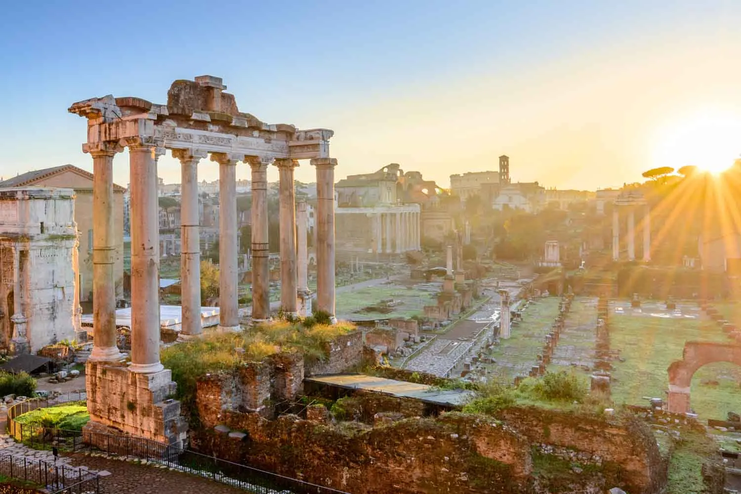 Pensiline fotovoltaiche contro le isole di calore, a Roma stanziati 1,31 milioni di euro per nuovi rifugi climatici