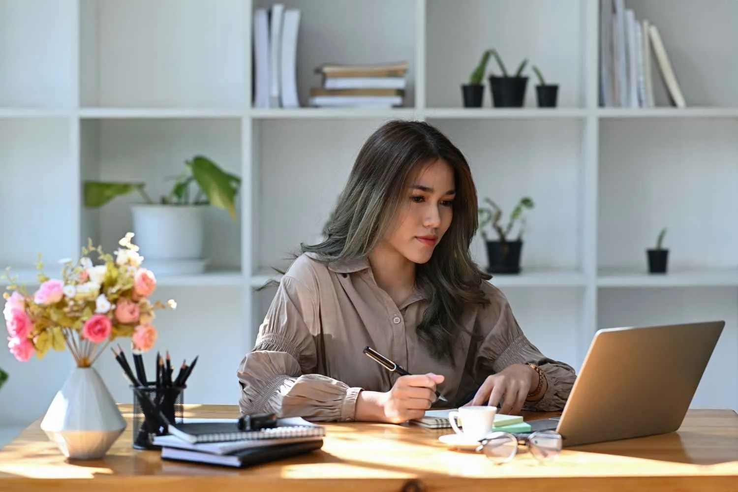 Se lavori in ufficio queste sono le 15 cose che devi assolutamente avere per il tuo rientro a lavoro