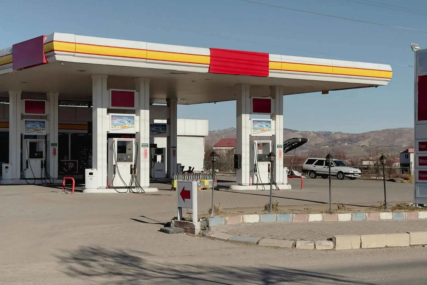 Stanziati 120 milioni di euro per convertire le pompe di benzina in punti di ricarica elettrica e distributori di biodisel
