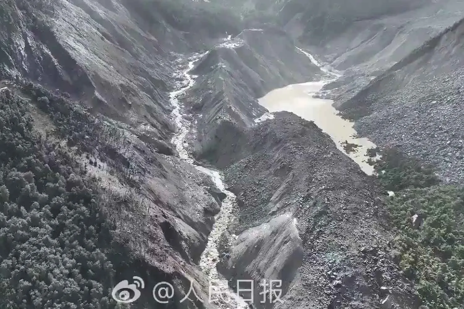 Nepal, il crollo del ghiacciaio scuote i sismografi come un terremoto: la nascita di nuovi laghi minaccia altre devastanti piene
