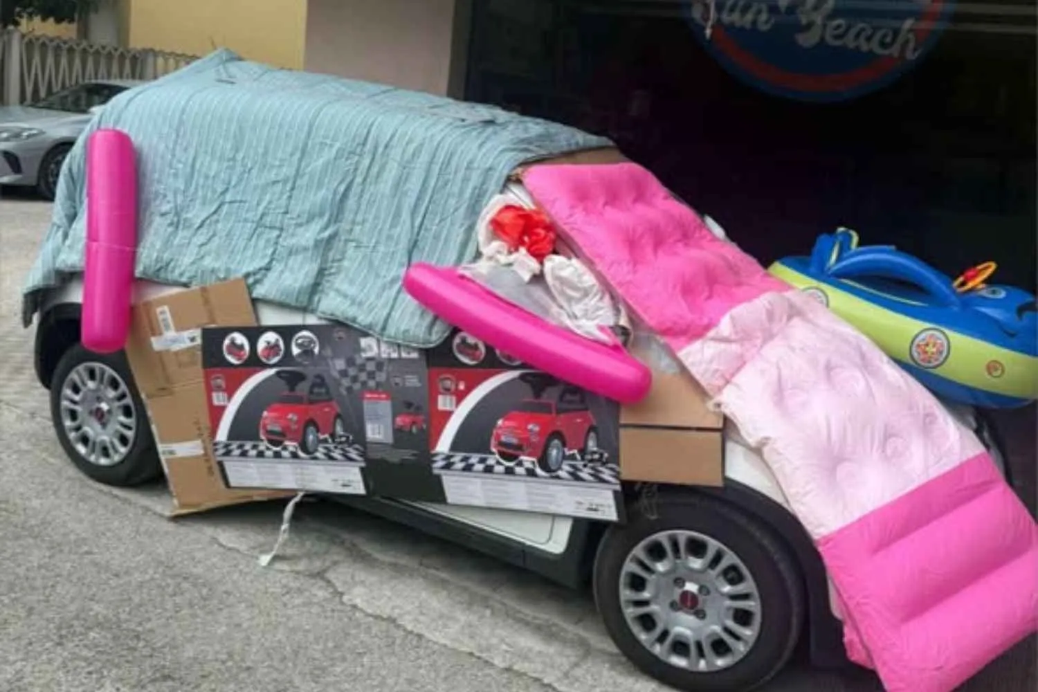 Materassini, coperte e tappetini sulle auto: così a San Benedetto del Tronto si difendono col fai-date dopo la devastante grandinata dei giorni scorsi