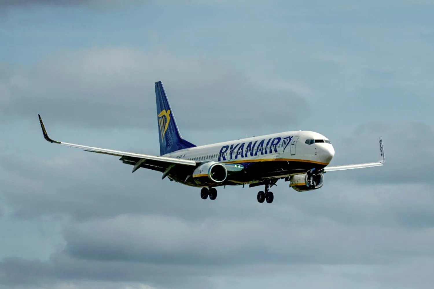 Settimana nera per Ryanair: dopo il passeggero risucchiato dal finestrino rotto, un carrello di manutenzione perde una ruota