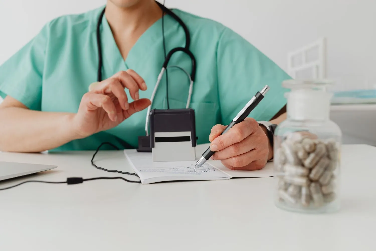 Buoni Dottori: a Bologna 10 ex primari aprono un poliambulatorio gratuito per garantire l’accesso alle cure a chi non può permetterselo