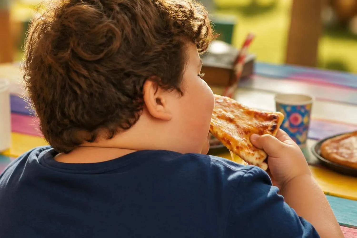Pizza, pasta, patate, proteine e pane: le 5 P dietro l’allarme obesità infantile in Italia, ma la dieta mediterranea è davvero perduta?