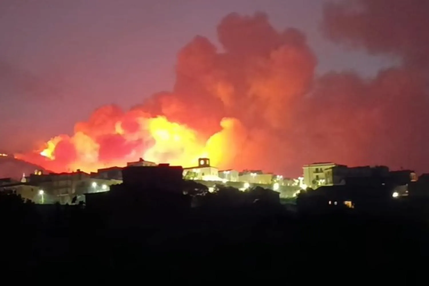 "Lasciate subito le vostre case": spaventoso incendio nell'Agrigentino, oltre 100 evacuati (e la macchia mediterranea va in fumo)