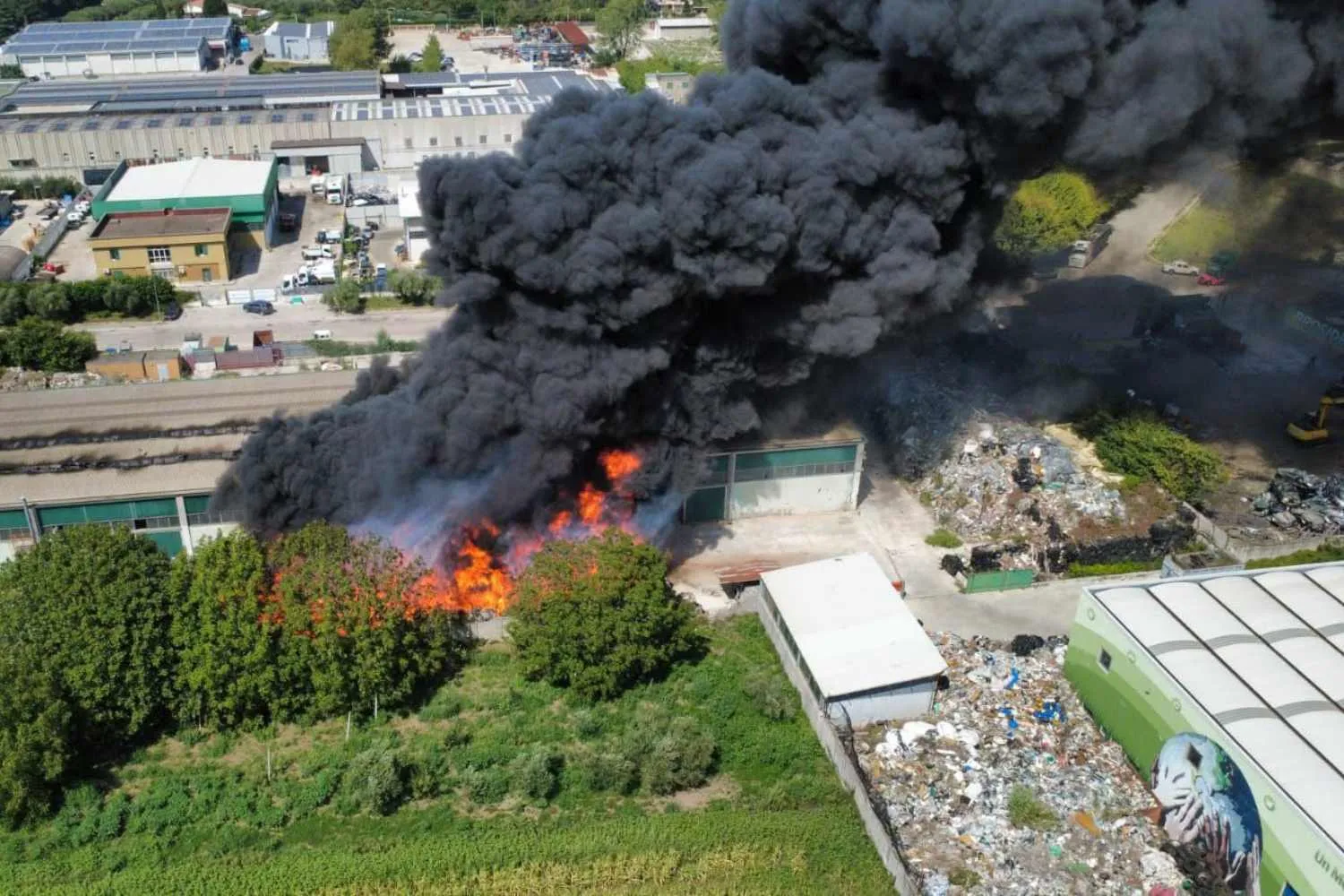Maxi incendio nell'area industriale di Airola (Benevento), in fiamme un deposito di rifiuti: “barricatevi in casa”