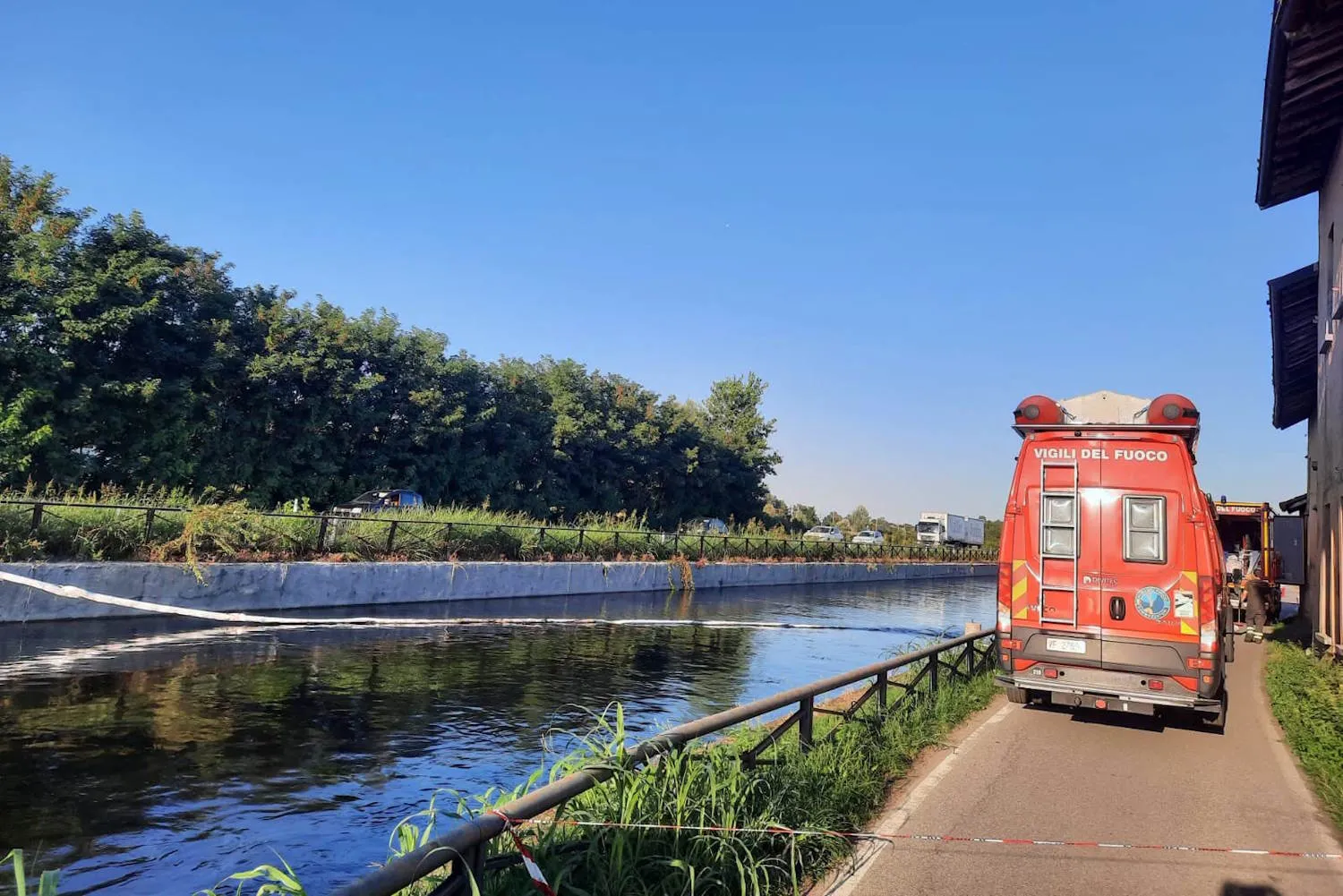 Emergenza ambientale nel Milanese: un massiccio sversamento di idrocarburi partito da Magenta ha raggiunto la Darsena