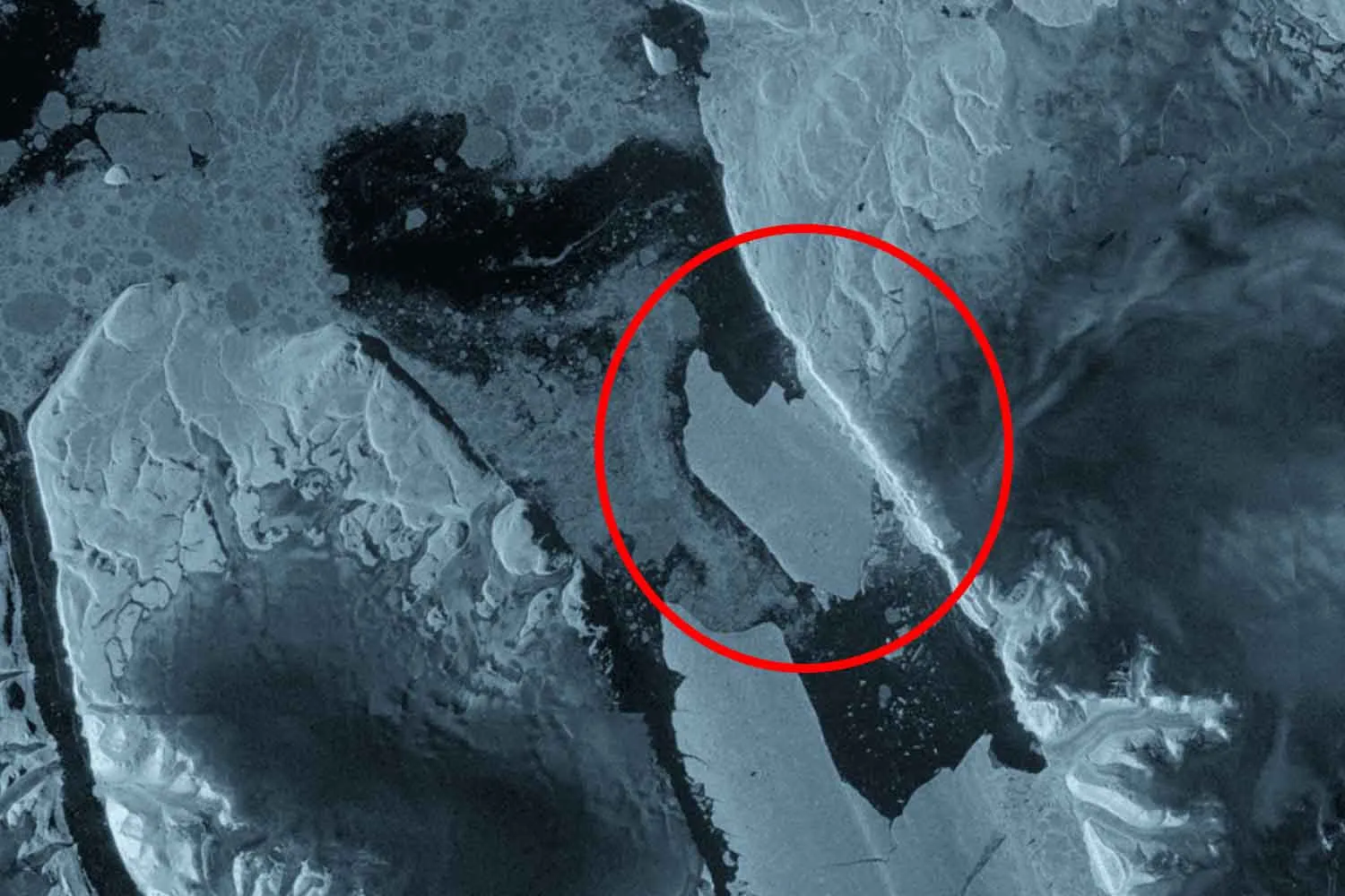 In Groenlandia si è staccato un iceberg grande quanto Manhattan (e altre due fratture stanno crescendo): le immagini satellitari