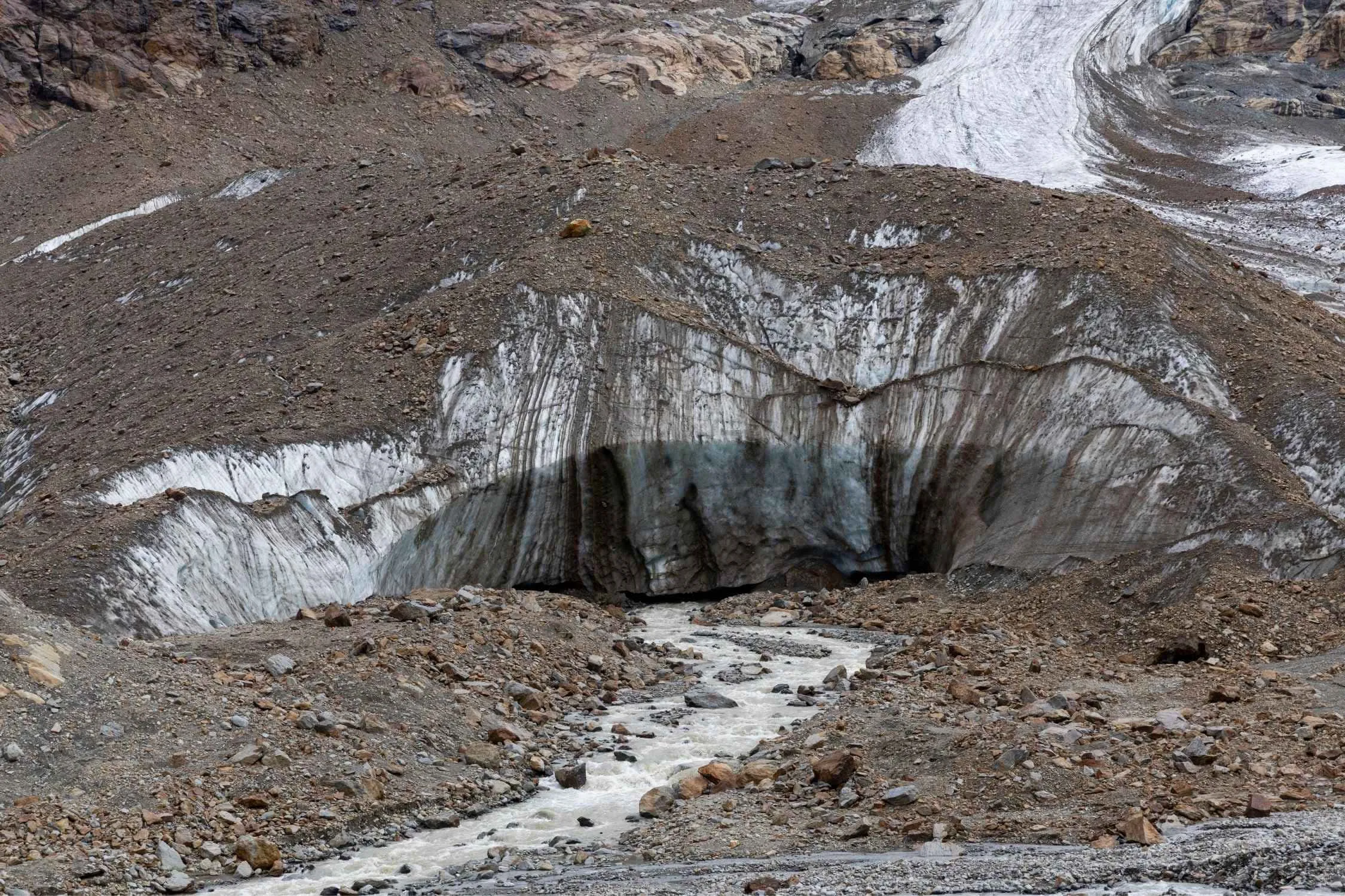 Il secondo ghiacciaio più grande d’Italia sta morendo: dalle Alpi al Nepal, le montagne crollano sotto i nostri occhi