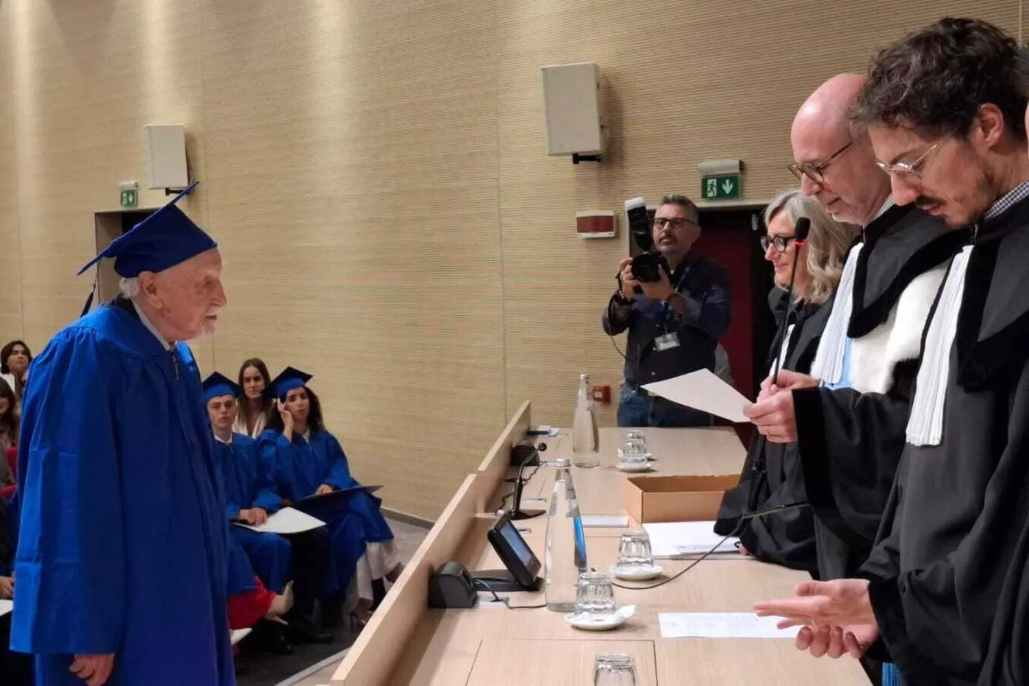 Si laurea in Economia aziendale a 96 anni dopo aver abbandonato gli studi da giovane: “tutti me lo sconsigliavano”