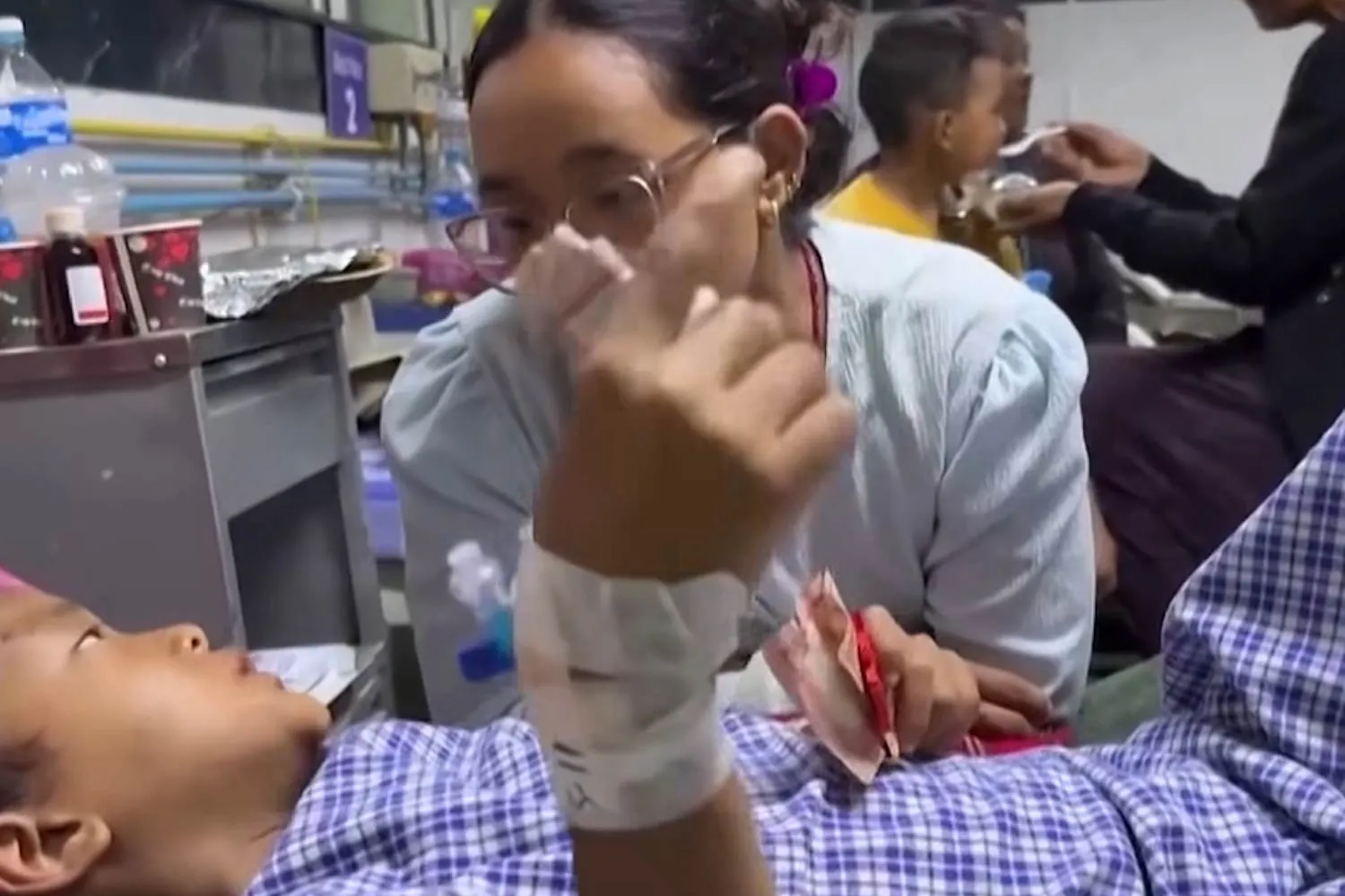 Nepal, le luci nel disastro: una bambina di 5 anni ritrova i genitori e un ragazzino di 8 anni si salva arrampicandosi su un albero