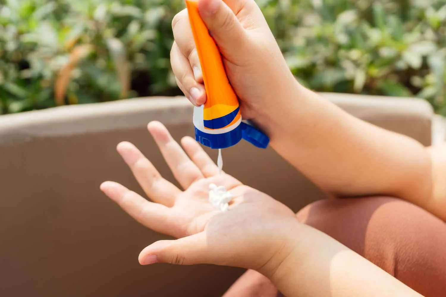 Creme solari, l’UE spinge per test più etici sull'efficacia: cosa cambia