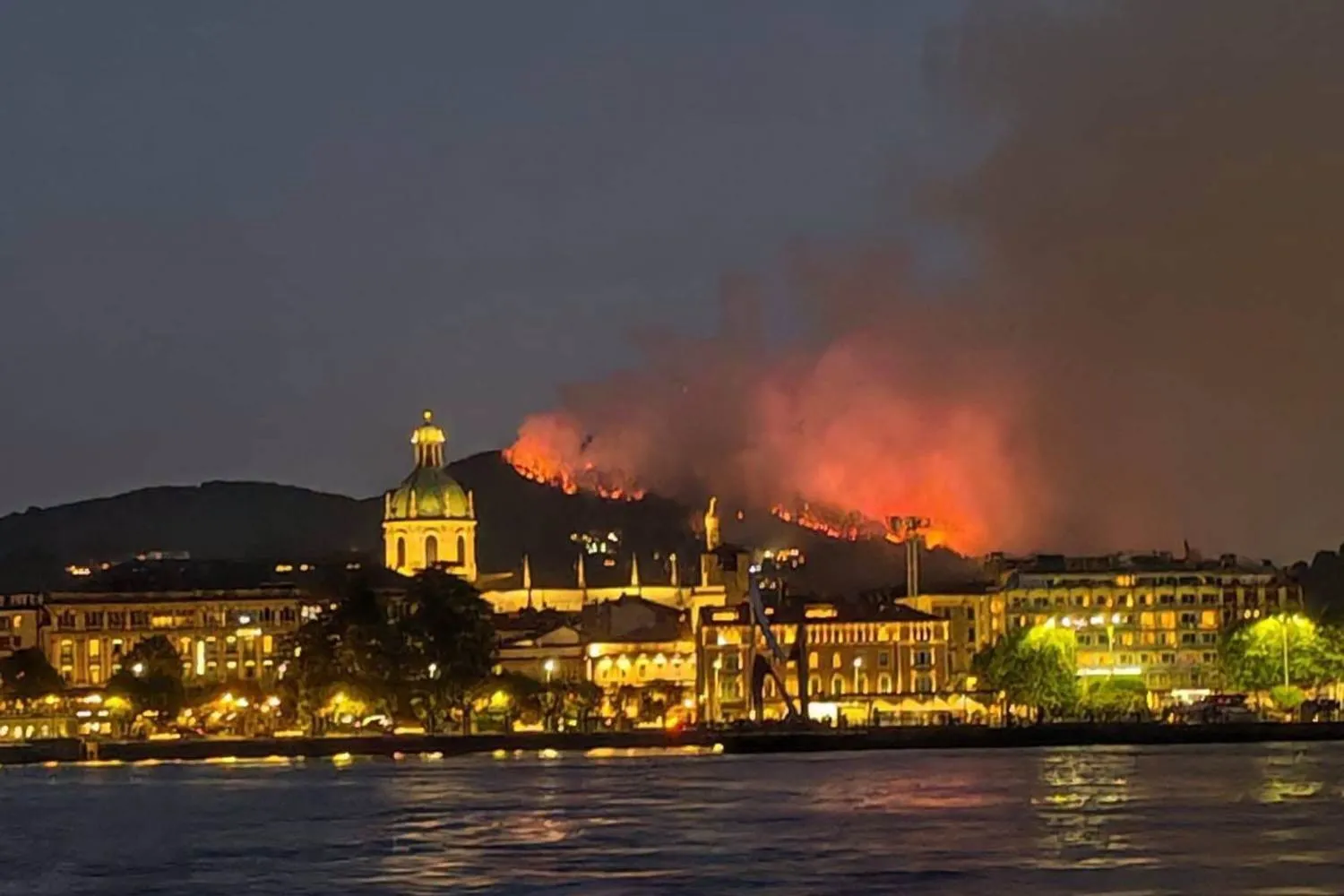 Maxi incendio sul Monte Goi, a ridosso di Como: 50 persone evacuate e aria irrespirabile sul lago