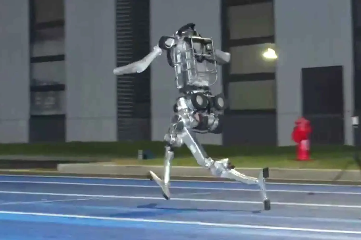 Superman raggiunge 45,6 km/h! Questo robot umanoide ha battuto il record di Bolt sui 100 metri